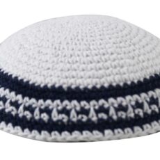 Witte gehaakte keppel met blauw-witte sierrand